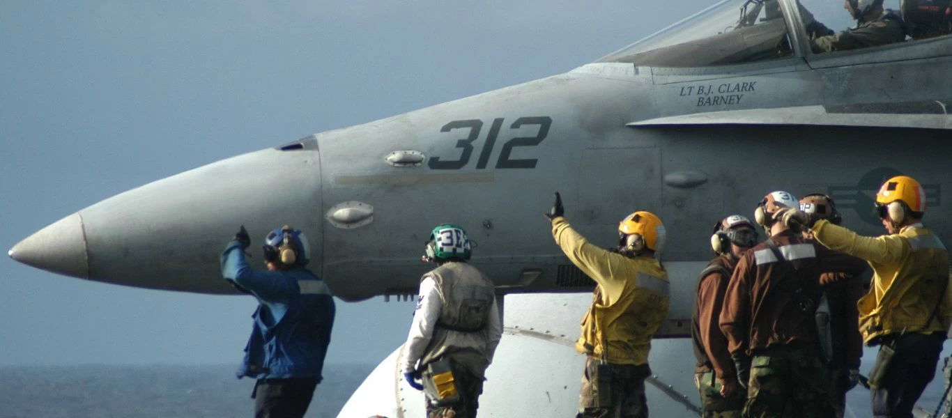 «Εκτός μάχης» το USS Theodore Roosevelt λόγω κορωνοϊού: Ραγδαία αύξηση των κρουσμάτων στο αεροπλανοφόρο